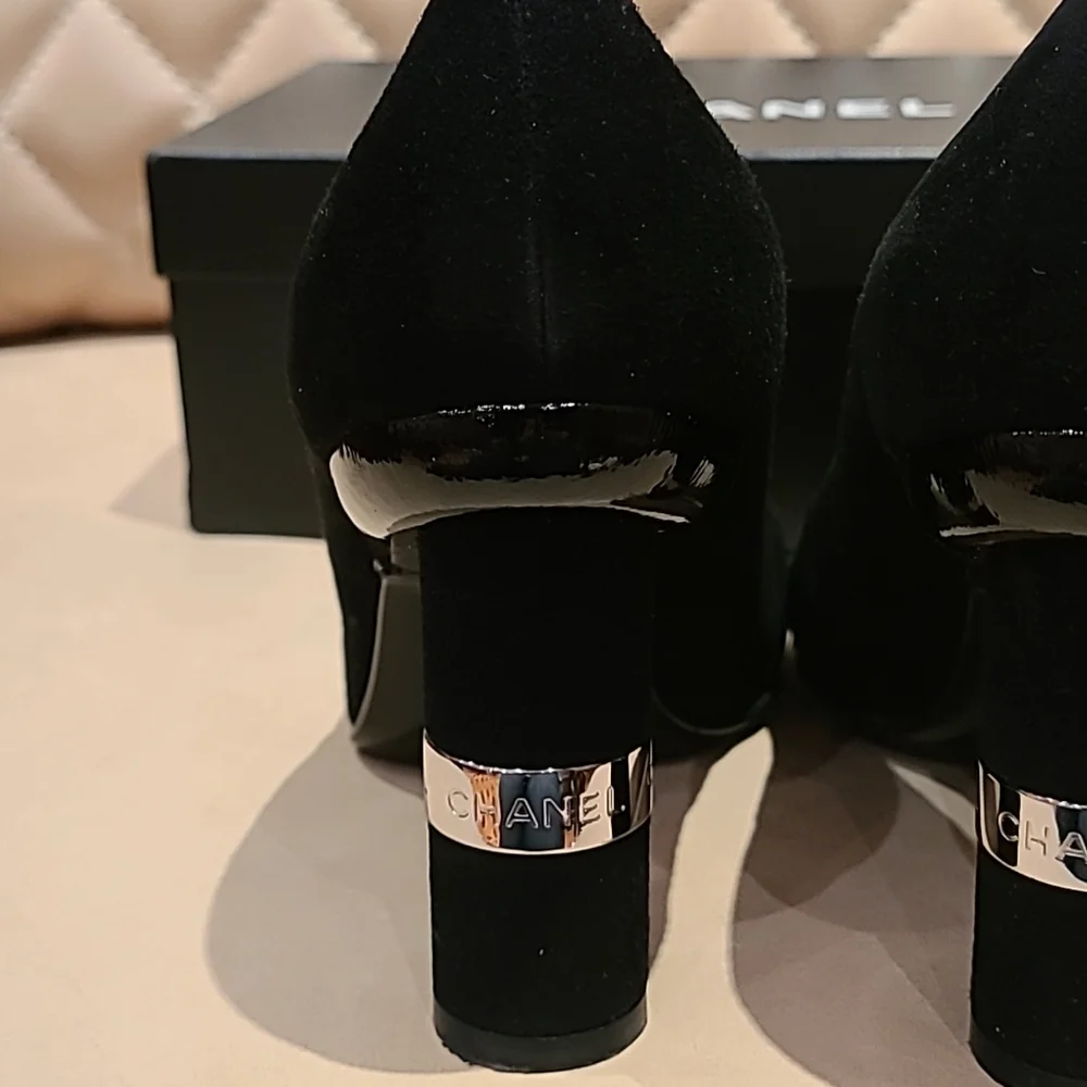 CHANEL black suede pumps with chrome and patent leather details. Size 40 - Picture 5 of 16